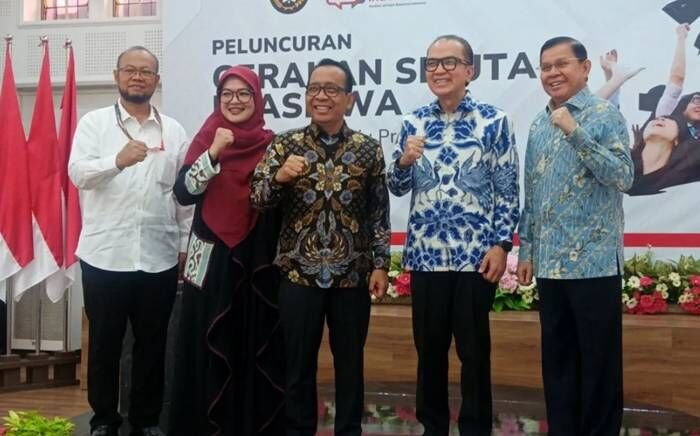 Menko PMK Pratikno bersama Dewan Kehormatan Asosiasi Jaringan Beasiswa Indonesia Tantowi Yahya, Ketua Asosiasi Jaringan Beasiswa Indonesia Rina Fatimah, Rektor Universitas YARSI Fasli Jalal dalam Peluncuran Gerakan Sejuta Beasiswa untuk Indonesia di Kantor PMK, Jakarta, Kamis (24/7/2025).FOTO : ANTARA/Tri Meilani Ameliya.