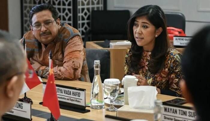 Menkomdigi Meutya Hafid (kanan) saat melakukan audiensi dengan Duta Besar Tiongkok untuk Indonesia Wang Lutong beserta jajaran di Gedung Sapta Pesona, Jakarta, Jumat (25/7/2025). FOTO : ANTARA/HO-Komdigi