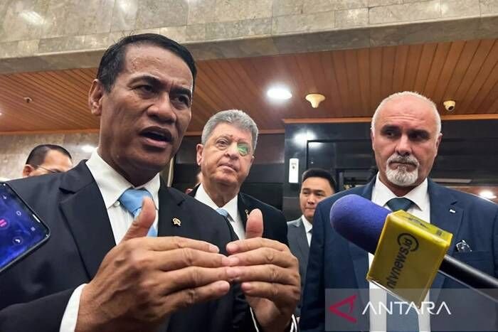 Menteri Pertanian RI Andi Amran Sulaiman (kiri). Foto: ANTARA/Harianto