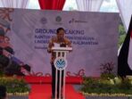 Menteri Lingkungan Hidup sekaligus Kepala Badan Pengendalian Lingkungan Hidup, Dr. Hanif Faisol Nurofiq, saat melakukan Ground Breaking Kantor Pusat Lingkungan Hidup Kalimantan, pada hari Jumat (4/7/2025). Foto: BorneoFlash/Niken Sulastri