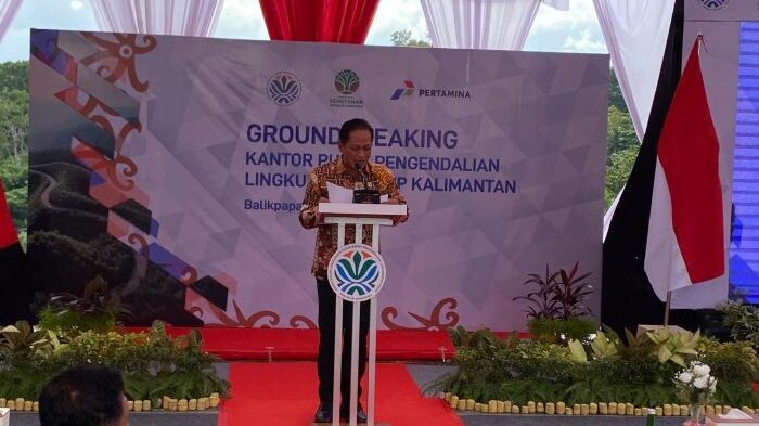 Menteri Lingkungan Hidup sekaligus Kepala Badan Pengendalian Lingkungan Hidup, Dr. Hanif Faisol Nurofiq, saat melakukan Ground Breaking Kantor Pusat Lingkungan Hidup Kalimantan, pada hari Jumat (4/7/2025). Foto: BorneoFlash/Niken Sulastri
