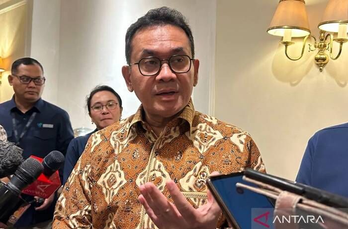Menteri Perdagangan (Mendag) Budi Santoso ditemui usai menghadiri Kajian Tengah Tahun INDEF 2025 di Jakarta, Rabu (2/7/2025). (ANTARA/Maria Cicilia Galuh)