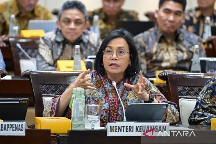 Menteri Keuangan RI Sri Mulyani Indrawati menyampaikan paparan pada Rapat Kerja pembahasan asumsi dasar ekonomi makro APBN Tahun 2026 bersama Komisi XI DPR RI. Foto: ANTARA/HO-Kemenkeu/Biro KLI/Zalfa' Dhiaulhaq/aa.