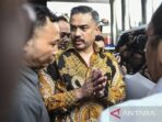 Menteri UMKM Maman Abdurrahman berjalan meninggalkan gedung Merah Putih KPK usai memberikan klarifikasi di Jakarta. Foto: ANTARA/Hafidz Mubarak A/rwa/am.