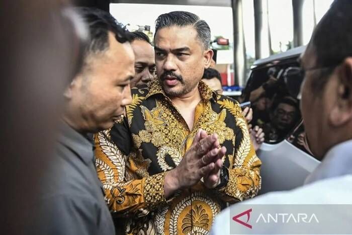 Menteri UMKM Maman Abdurrahman berjalan meninggalkan gedung Merah Putih KPK usai memberikan klarifikasi di Jakarta. Foto: ANTARA/Hafidz Mubarak A/rwa/am.