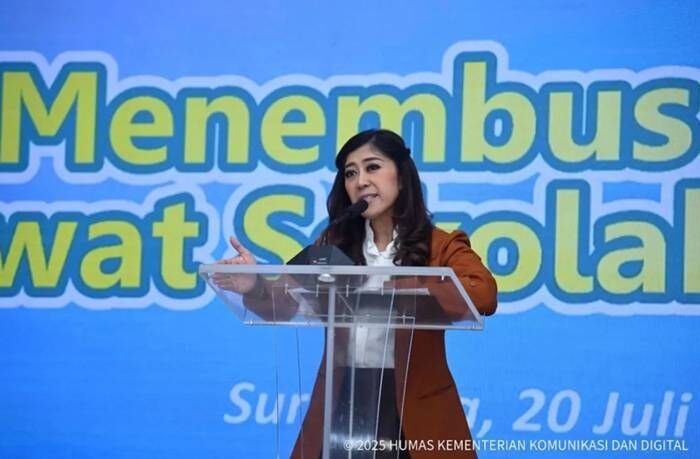 Menteri Komunikasi dan Digital (Menkomdigi) Meutya Hafid saat menghadiri acara taklimat media bertajuk “Menembus Batas Lewat Sekolah Rakyat” yang digelar di Monumen Pers Nasional, Surakarta, Minggu (20/7/2025). FOTO : ANTARA/HO-Kementerian Komunikasi dan Digital