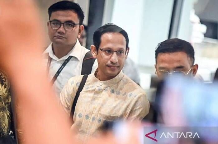 Mantan Menteri Pendidikan, Kebudayaan, Riset, dan Teknologi (Mendikbudristek) 2019-2024 Nadiem Makarim (tengah). Foto: ANTARA/Sulthony Hasanuddin/YU/aa.