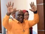 Menteri Hak Asasi Manusia (HAM) Natalius Pigai (kiri) melambaikan tangan usai memberikan keterangan pers dalam rapat tertutup Kick Off (Peluncuran) Pembahasan Revisi UU No. 39 Tahun 1999 Tentang Hak Asasi Manusia (HAM) bersama Pakar di Kantor Kementerian HAM, Jakarta, Kamis (10/7/2025). FOTO : ANTARA/Indrianto Eko Suwarso/YU.