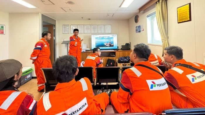 PHKT mengajak 9 wartawan dari media cetak, online, dan televisi untuk mengunjungi fasilitas produksi offshore di Daerah Operasi Bagian Selatan (DOBS), termasuk Rig Asian Endeavour 1 (AE-1) dan Lapangan Yakin. Foto: HO/PHKT