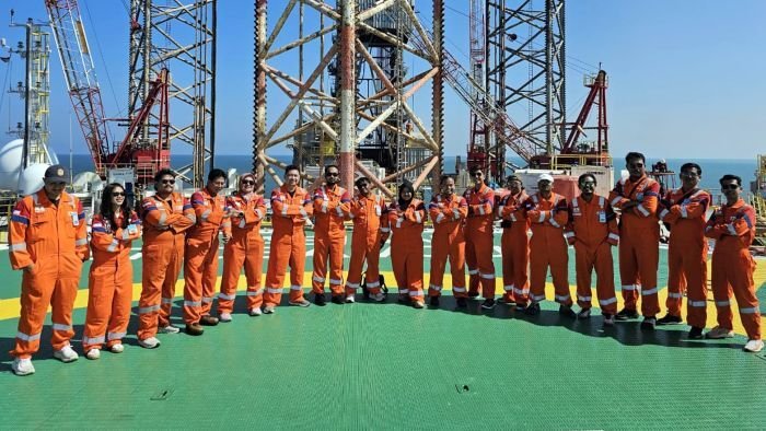 PHKT mengajak 9 wartawan dari media cetak, online, dan televisi untuk mengunjungi fasilitas produksi offshore di Daerah Operasi Bagian Selatan (DOBS), termasuk Rig Asian Endeavour 1 (AE-1) dan Lapangan Yakin. Foto: HO/PHKT