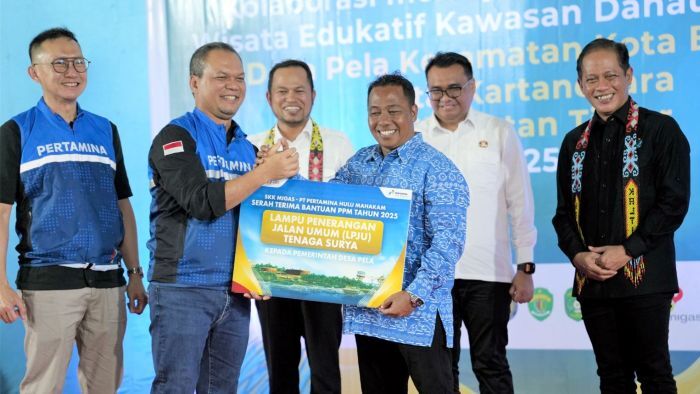 PHM memberikan bantuan LPJU Tenaga Surya kepada Pemerintah Desa Pela. Foto: HO/PHM