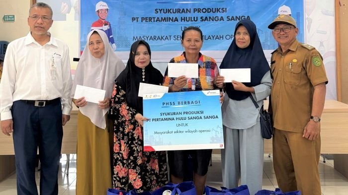 PHSS menyalurkan bantuan sosial berupa paket sembako dan uang tunai kepada lima desa di Kecamatan Muara Badak. Foto: HO/PHSS