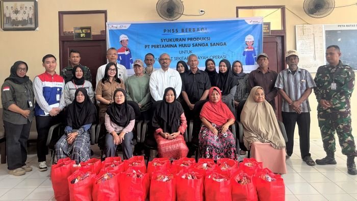 PHSS menyalurkan bantuan sosial berupa paket sembako dan uang tunai kepada lima desa di Kecamatan Muara Badak. Foto: HO/PHSS