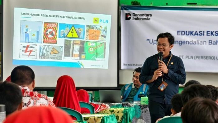 PLN UIP KLT melalui UPP KLT 2 menggelar sosialisasi keselamatan listrik bagi siswa-siswi SD Muhammadiyah Tanjung Redeb, Kabupaten Berau, pada Kamis (17/7/2025). Foto: HO/PLN UIP KLT