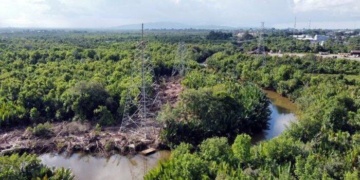 PLN resmi memulai konstruksi proyek re-route SUTT 150 kV Batulicin–Kotabaru sebagai langkah strategis dalam memperkuat sistem kelistrikan di Kalimantan Selatan. Foto: HO/PLN UIP KLT