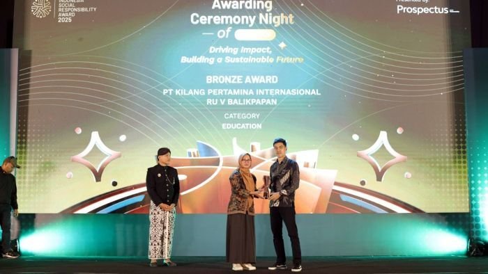PT KPI Unit Balikpapan meraih Indonesia Social Responsibility Award (ISRA) 2025 untuk kategori Education. Foto: HO/KPI Unit Balikpapan