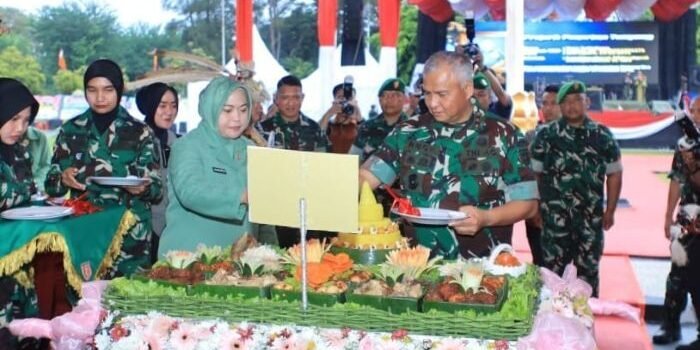 Pangdam VI/Mulawarman, Mayjen TNI Rudy Rachmat Nugraha, S.I.P., M.Sc., Potong Tumpeng syukuran HUT ke-67 Kodam VI/Mulawarman, di Lapangan Makodam VI/Mlw, Kota Balikpapan, pada Kamis (17/07/2025). Foto: HO/Pendam VI/Mlw