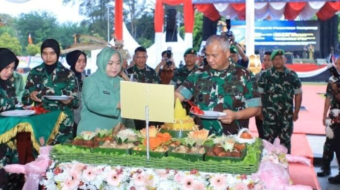 Pangdam VI/Mulawarman, Mayjen TNI Rudy Rachmat Nugraha, S.I.P., M.Sc., Potong Tumpeng syukuran HUT ke-67 Kodam VI/Mulawarman, di Lapangan Makodam VI/Mlw, Kota Balikpapan, pada Kamis (17/07/2025). Foto: HO/Pendam VI/Mlw