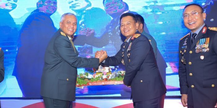 Pangdam VI/Mulawarman Mayjen TNI Rudy Rachmat Nugraha Saat menghadiri Syukuran HUT Bhayangkara ke-79 di Mapolda Kaltim, Balikpapan, pada Selasa (1/7/2025). Foto: HO/Pendam VI/Mlw