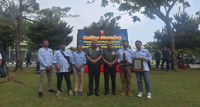 Pangdam VI/Mulawarman Mayjen TNI Rudy Rachmat Nugraha bersama Ketua PWI Kota Balikpapan, Debi dan Jajaran Pengurus PWI Balikpapan saat Coffee Morning, di Halaman Markas Kodam VI/Mulawarman, pada Kamis (31/7/2025). Foto: BorneoFlash/IST