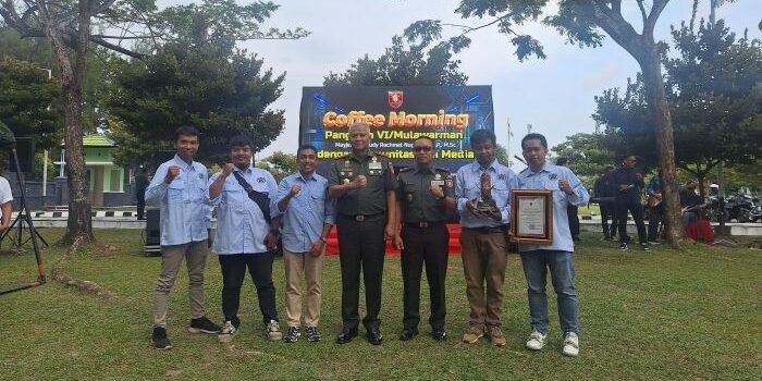 Pangdam VI/Mulawarman Mayjen TNI Rudy Rachmat Nugraha bersama Ketua PWI Kota Balikpapan, Debi dan Jajaran Pengurus PWI Balikpapan saat Coffee Morning, di Halaman Markas Kodam VI/Mulawarman, pada Kamis (31/7/2025). Foto: BorneoFlash/IST