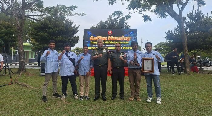 Pangdam VI/Mulawarman Mayjen TNI Rudy Rachmat Nugraha bersama Ketua PWI Kota Balikpapan, Debi dan Jajaran Pengurus PWI Balikpapan saat Coffee Morning, di Halaman Markas Kodam VI/Mulawarman, pada Kamis (31/7/2025). Foto: BorneoFlash/IST