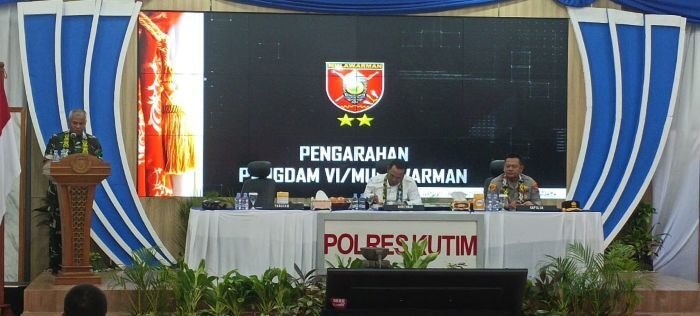 Pangdam VI/Mulawarman, Mayjen TNI Rudy Rachmat Nugraha, S.I.P., M.Sc., Menghadiri Pengarahan Forkopimda Kaltim dalam rangka Kunjungan Kerja dan Sinergitas di Auditorium Polres Kutai Timur (Kutim), Bukit Pelangi, Sangatta, Pada Minggu (13/07/2025). Foto: HO/Pendam VI/Mlw