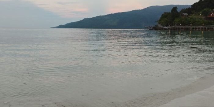 Salah tempat wisata alam di Biduk-Biduk yaitu Pantai Batu Berdiri. Foto: ANTARA/Farhan Arda Nugraha
