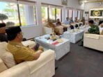 Wakil Wali Kota Balikpapan, H. Bagus Susetyo Saat Peluncuran nasional Koperasi Desa Merah Putih sekaligus peringatan Hari Koperasi Nasional ke-78, yang dipimpin langsung oleh Presiden Republik Indonesia, Prabowo Subianto secara daring dari VIP Room Balai Kota Balikpapan, pada Senin (21/7/2025). Foto: BorneoFlash/Niken Sulastri