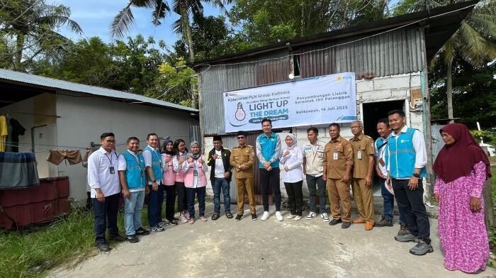 Pemasangan listrik secara gratis warga di Jalan Tanjung Kelor RT 20, Kelurahan Manggar Baru, Kecamatan Balikpapan Timur, pada Senin (14/7/2025). Foto: BorneoFlash/Niken Sulastri