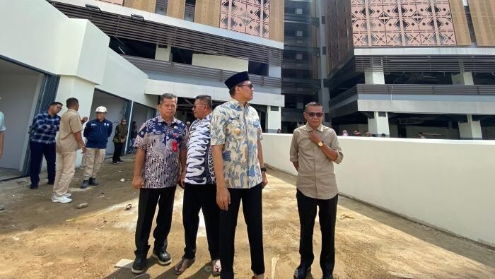 Pemerintah Kota Samarinda meninjau perkembangan proyek revitalisasi Pasar Pagi Pemerintah Kota Samarinda meninjau perkembangan proyek revitalisasi Pasar Pagi, pada Jumat (25/7/2025). Foto: BorneoFlash/Nur Ainunnisa