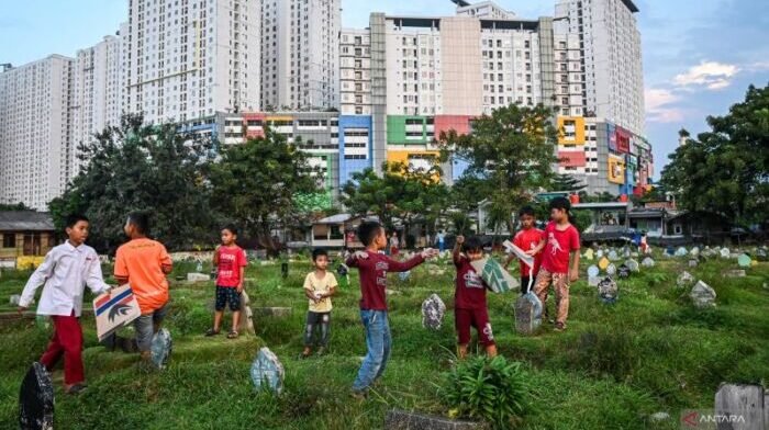 Ilustrasi. Anak-anak sedang bermain di luar rumah. Foto: ANTARA/Sulthony Hasanuddin/YU