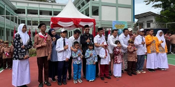 Penyerahan Simbolis bantuan seragam sekolah gratis kepada peserta didik baru, di SMPN 27 Balikpapan, pada Rabu (16/7/2025). Foto: BorneoFlash/Niken Sulastri