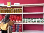 Persiapan peluncuran Koperasi Merah Putih di Kelurahan Lempake, Kota Samarinda. Sejumlah komoditas seperti beras, gula, dan tepung sudah tersedia di lokasi. Foto: BorneoFlash/Nur Ainunnisa