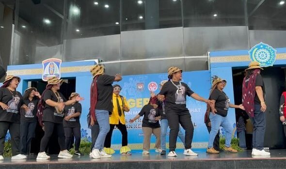 Peserta Dekranasda dari Papua Pegunungan turut memeriahkan peringatan HUT ke-45 Dekranas dengan menampilkan tarian Wisisi, usai mengikuti Germas di Balikpapan Sport and Convention Center (BSCC)/DOME, pada Jumat (11/7/2025). Foto: BorneoFlash/Niken Sulastri