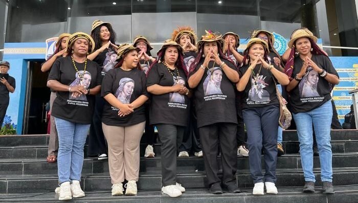 Peserta Dekranasda dari Papua Pegunungan turut memeriahkan peringatan HUT ke-45 Dekranas di Balikpapan Sport and Convention Center (BSCC)/DOME, pada Jumat (11/7/2025). Foto: BorneoFlash/Niken Sulastri