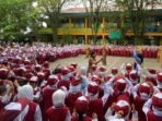 Peserta didik kelas I SDN 003 Balikpapan Kota sedang melaksanakan MPLS, di halaman sekolah pada Senin (14/7/2025). Foto: BorneoFlash/Niken Sulastri
