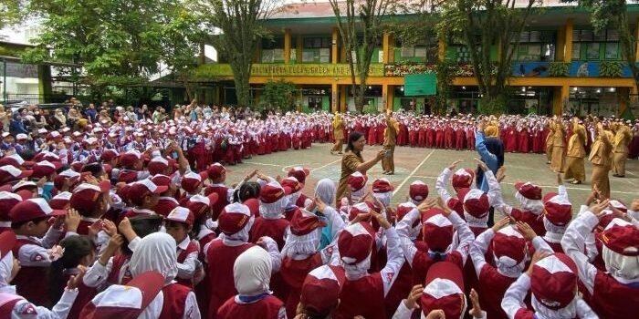 Peserta didik kelas I SDN 003 Balikpapan Kota sedang melaksanakan MPLS, di halaman sekolah pada Senin (14/7/2025). Foto: BorneoFlash/Niken Sulastri