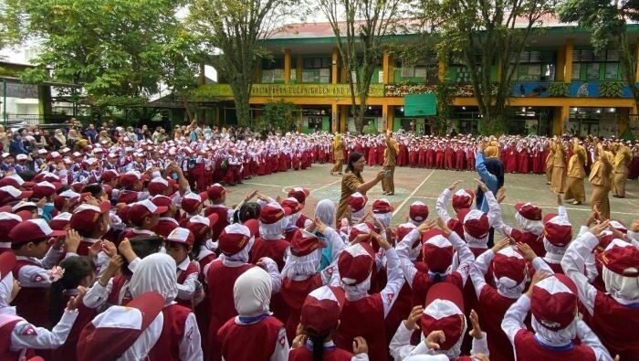 Peserta didik kelas I SDN 003 Balikpapan Kota sedang melaksanakan MPLS, di halaman sekolah pada Senin (14/7/2025). Foto: BorneoFlash/Niken Sulastri