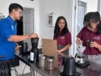 Peserta trial class barista yang dibimbing instruktur dari Kemnaker dalam meracik kopi di BPVP Samarinda. Foto: BorneoFlash/ Nur Ainunnisa