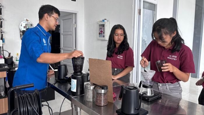 Peserta trial class barista yang dibimbing instruktur dari Kemnaker dalam meracik kopi di BPVP Samarinda. Foto: BorneoFlash/ Nur Ainunnisa