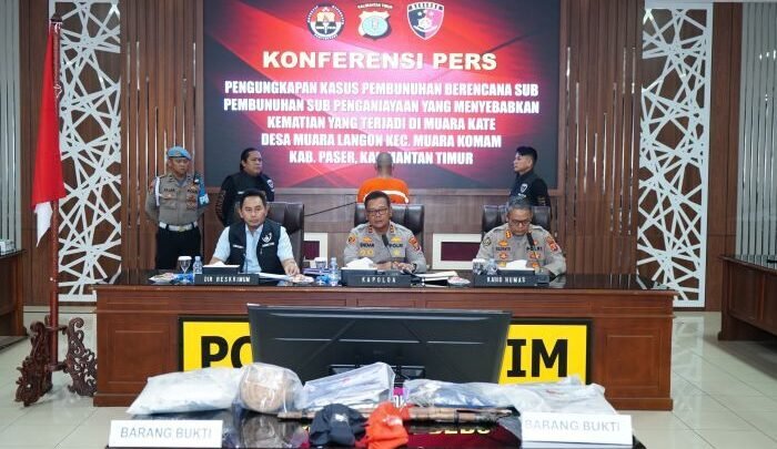 Polda Kaltim Gelar konferensi pers kasus pembunuhan berencana yang mengguncang warga Kecamatan Muara Komam, Pada Selasa (22/7/2025). Foto: HO/Humas Polda Kaltim