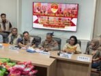 Polda Kaltim berhasil mengungkap kasus perdagangan beras bermerek “premium” yang ternyata tak sesuai dengan kualitas sebagaimana klaim di labelnya, dalam konferensi pers yang digelar Jumat (25/07/2025). Foto: BorneoFlash/Agung Putra