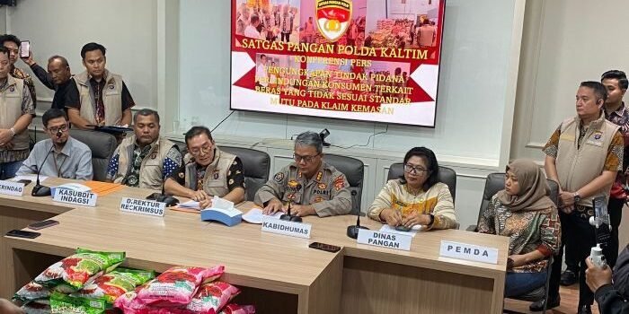 Polda Kaltim berhasil mengungkap kasus perdagangan beras bermerek “premium” yang ternyata tak sesuai dengan kualitas sebagaimana klaim di labelnya, dalam konferensi pers yang digelar Jumat (25/07/2025). Foto: BorneoFlash/Agung Putra