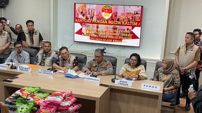 Polda Kaltim berhasil mengungkap kasus perdagangan beras bermerek “premium” yang ternyata tak sesuai dengan kualitas sebagaimana klaim di labelnya, dalam konferensi pers yang digelar Jumat (25/07/2025). Foto: BorneoFlash/Agung Putra