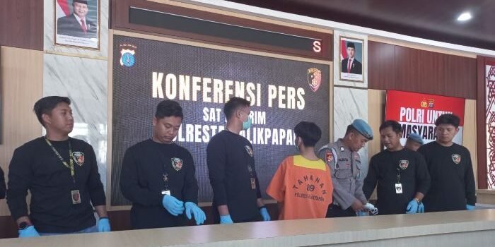 Polresta Balikpapan Gelar konferensi pers Pengungkapan Jaringan Admin Medsos LGBT yang menyebarkan konten pornografi sesama jenis secara berbayar, dalam  pada Jumat (25/7/2025). Foto: HO/Humas Polresta Balikpapan
