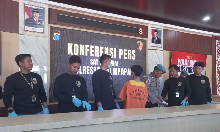 Polresta Balikpapan Gelar konferensi pers Pengungkapan Jaringan Admin Medsos LGBT yang menyebarkan konten pornografi sesama jenis secara berbayar, dalam  pada Jumat (25/7/2025). Foto: HO/Humas Polresta Balikpapan