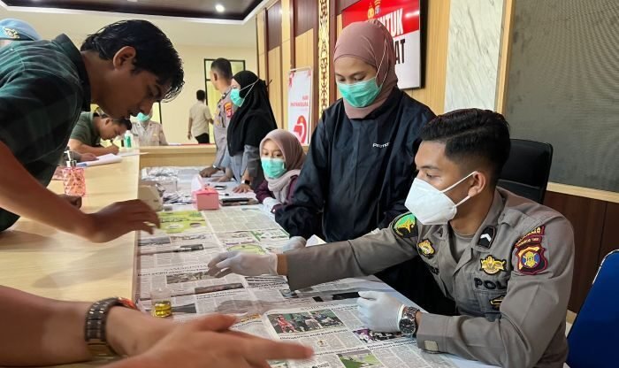 Polresta Balikpapan Laksanakan tes urine terhadap jajaran personel Satreskrim dalam sebuah inspeksi mendadak (sidak) dalam memberantas narkoba, pada Kamis pagi (24/7/2025). Foto: HO/Humas Polresta Balikpapan
