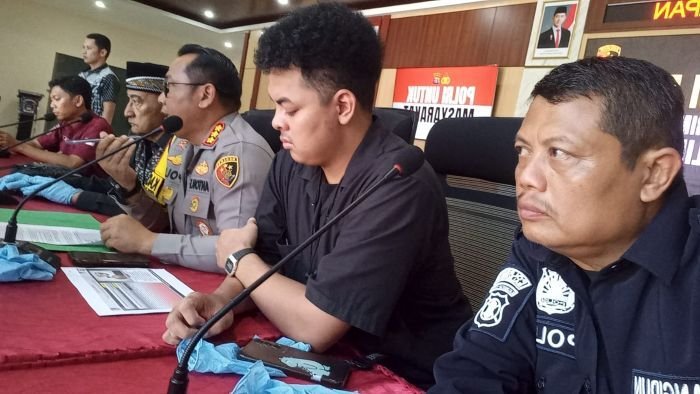 Polresta Balikpapan Ungkap Jaringan Admin Medsos LGBT yang menyebarkan konten pornografi sesama jenis secara berbayar, dalam konferensi pers yang dipimpin langsung Kapolresta Balikpapan Kombes Pol Anton Firmanto, SH, SIK, M.Si. pada Jumat (25/7/2025). Foto: HO/Humas Polresta Balikpapan