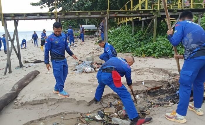 Polresta Balikpapan bersama Ditpolairud Polda Kaltim kembali menggelar kegiatan rutin “Jumat Bersih Laut dan Pantai” yang menyasar kawasan pesisir Pantai Segara hingga depan Kantor KPU Balikpapan, Pada Jumat (18/7/2025). Foto: HO/Humas Polresta Balikpapan